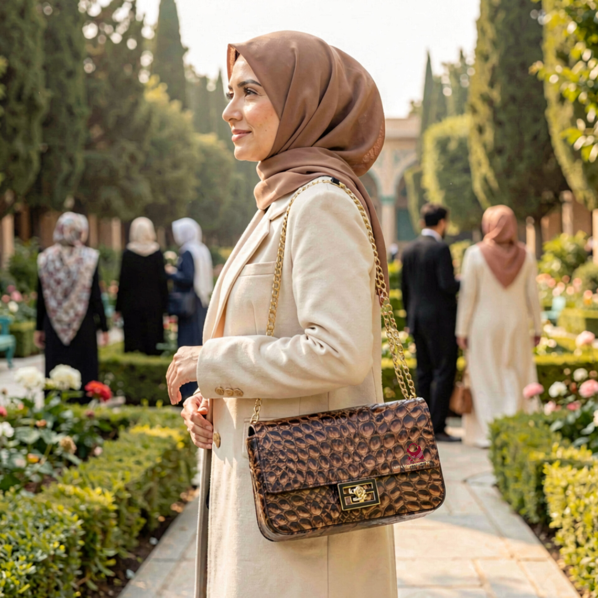 کیف زنانه قالبدار ورنی بند زنجیری کد ۱۵۸